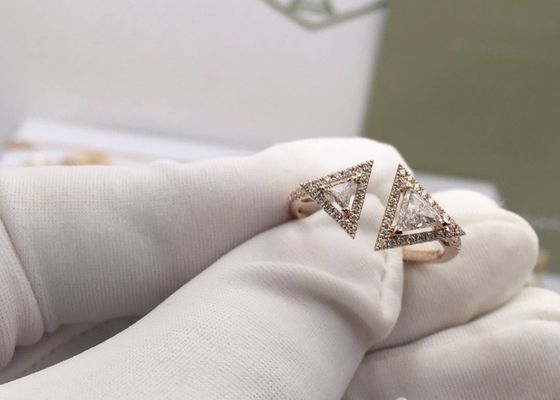 古典的で優雅で完全なダイヤモンド18kローズの金の婚約指輪の角は形づいた