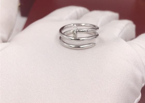 ホワイト ゴールドの釘はダイヤモンドが付いている18K金の婚約指輪を形づける